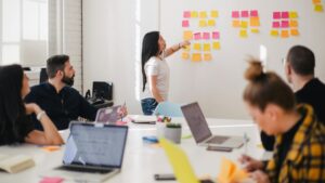 Team werkt aan de ontwikkeling van een merkidentiteit met behulp van brainstormsessies en post-its.