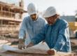 Bouwplaats manager en medewerker bekijken bouwproject