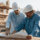 Bouwplaats manager en medewerker bekijken bouwproject